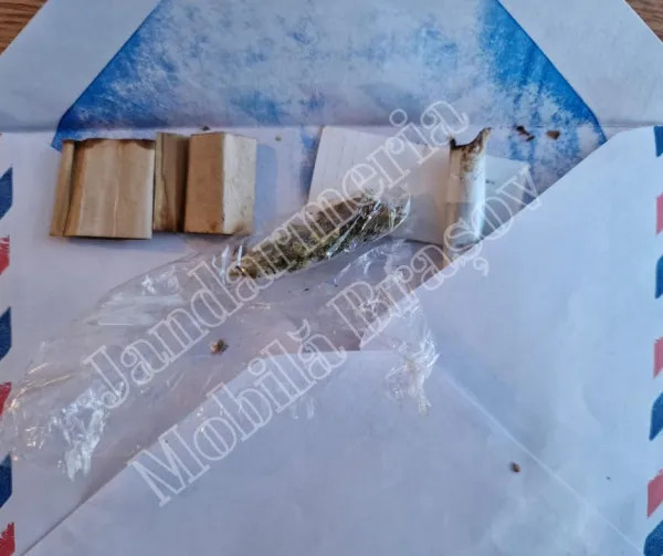 Vindea droguri pe Republicii, trecătorii au sunat la 112