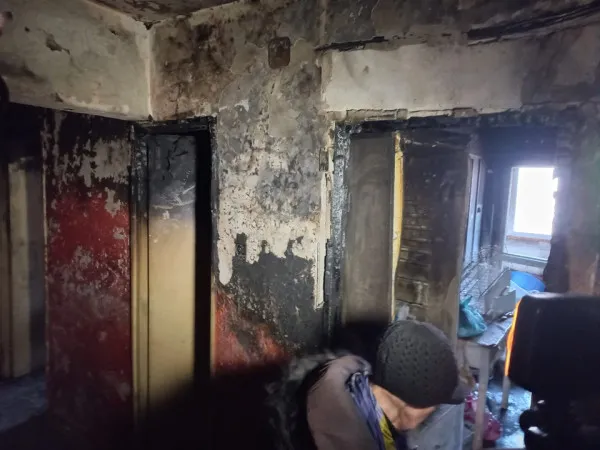 O braşoveancă de 80 de ani ne cere, disperată, ajutorul, după ce casa i-a luat foc!