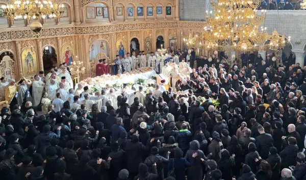 Sute de oameni şi zeci de preoţi la înmormântarea preotesei Elena Ciocan  