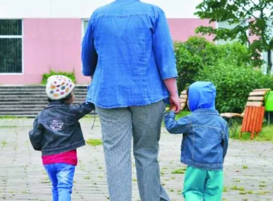 Pensionarii nu vor mai putea fi asistenţi maternali. Nici cei fără 8 clase