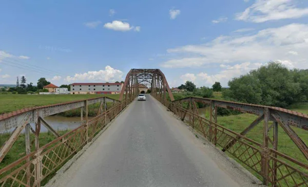 Podul de la Podu Oltului stă să cadă