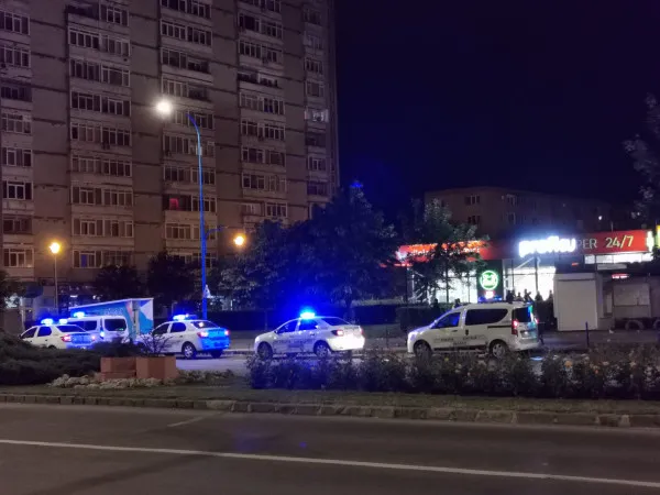 Îţi dau în cap, la Profi, noaptea! Trei clienţi atacaţi