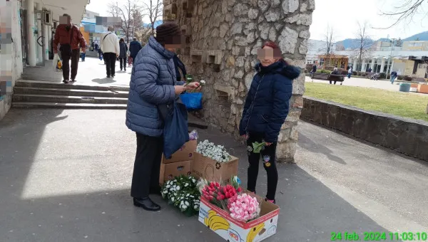 Poliţiştii, după zarzavat, flori şi mărţişoare