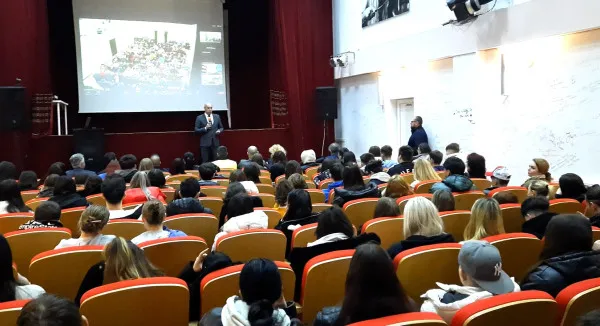 Campania „Nu lăsa drogurile să trăiască în locul tău. Tu decizi!” a ajuns la Râşnov şi Cristian