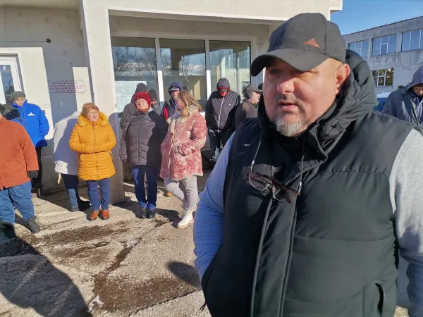 Linişte „provizorie” la Fabrica de Pulberi din Făgăraş. Angajaţii şi-au primit salariile, azi liderul lor e primit la Ministerul Economiei