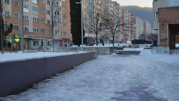 Braşovul, cu ale lui „trotuare-patinoar”. La câţi (nu) le-a bătut Poliţia Locală la uşă  