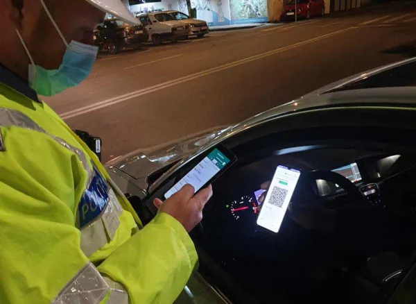 „Şoferul-stagiar” şi permis pe telefonul mobil