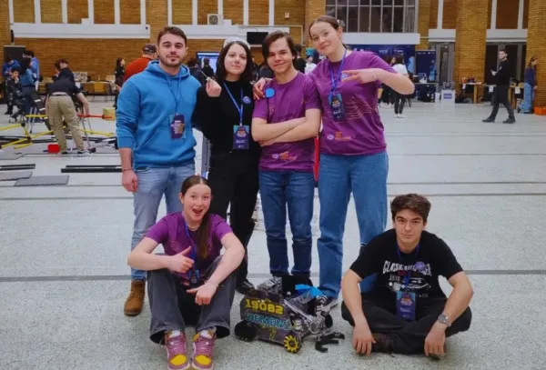 Doar 2.500 de lei: Au nevoie de sprijinul braşovenilor pentru a ne reprezenta în etapa regională de robotică de la Cluj