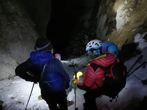 În colanţi, cu poşetă, plecată la plimbare… Destinaţia: în „Rai”, 2.000 de metri, în Piatra Craiului