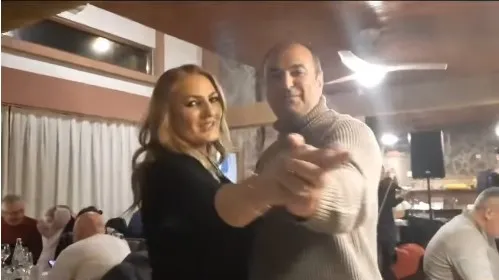 Soţii Şoşoacă îşi spală rufele la partid