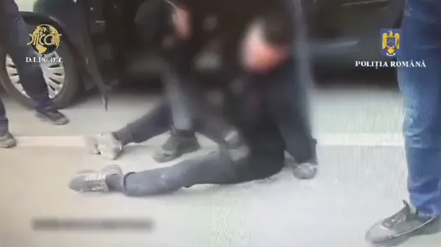 Cu droguri de 15.000 de euro în boxele maşinii