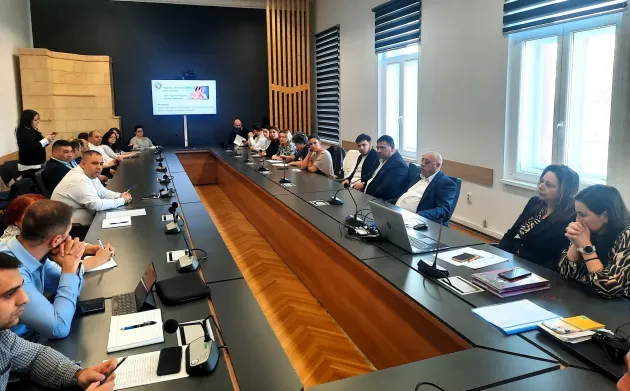 Braşovul, primul loc în „topul rujeolei”. Şefii romilor, convocaţi la Prefectură