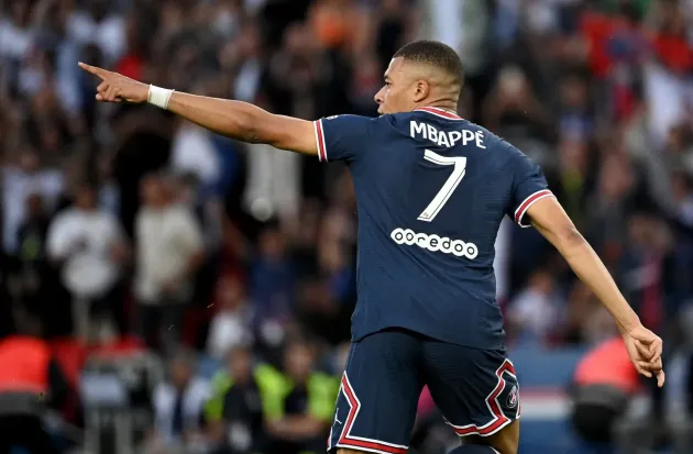 Kylian Mbappe, rugat de fanii lui PSG să rămână la echipă