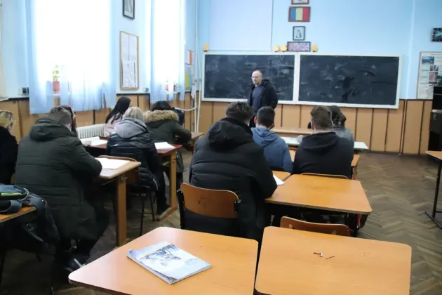 Vineri, elevii claselor a VIII-a află cât sunt de pregătiţi pentru marele examen din vară