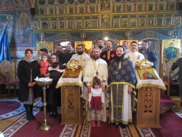 Întâlnire de suflet la Teliu: tineri crescuţi „sub aripa” lui Simion Cibian, astăzi preoţi sau cântăreţi bisericeşti