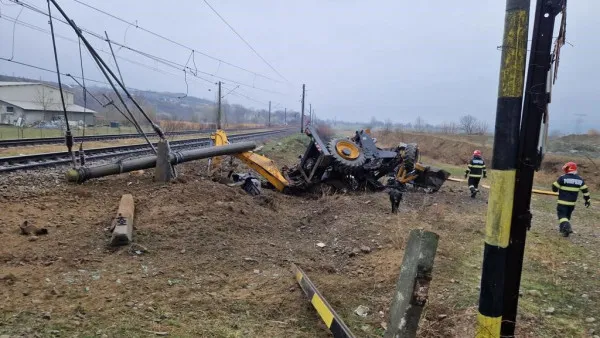 Trenul Iaşi - Braşov, impact cu un buldoexcavator. Şoferul a murit pe loc