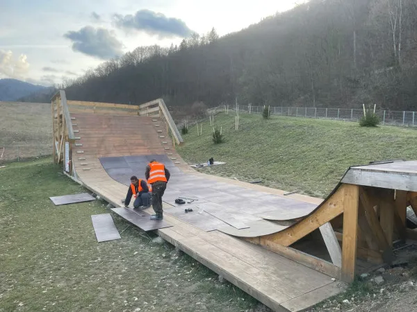 Au început reparațiile la Parcul „La iepure” din Brașov. La rampa pentru acrobații se fac lucrări suplimentare