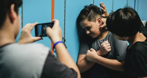 Planul Naţional de Combatere a Violenţei Şcolare, în dezbatere publică. Printre prevederi: dotarea şcolilor cu sisteme de supraveghere audio-video