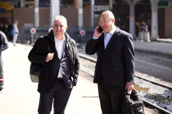 Ciucă şi Bode au venit cu trenul spre Braşov  