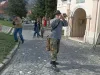 Junii ies azi cu surla
