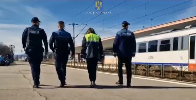 Prins în tren, cu mâna în buzunarul călătorului