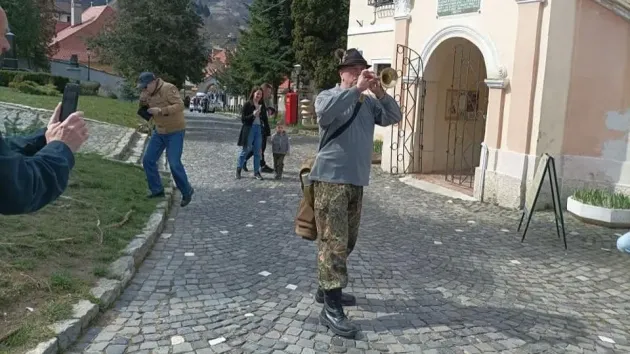 Junii ies azi cu surla