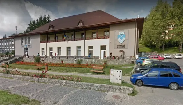 Clădirea în care Primăria Predeal stă „în chirie” intră în reparaţii