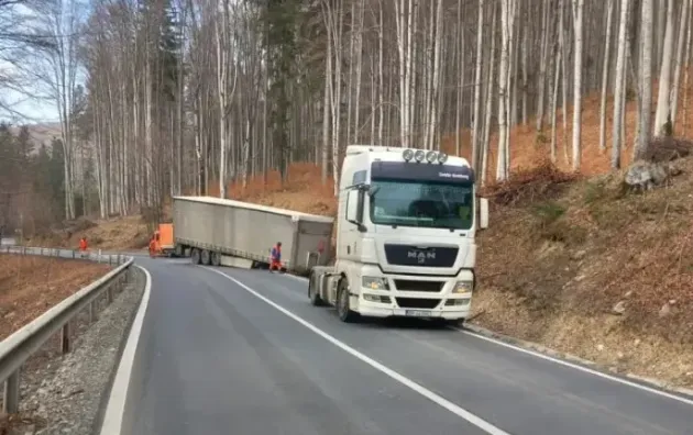 Şi-a „pierdut” remorca pe DN1A 