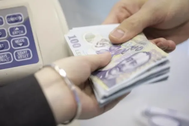 Europa trece de la încurajarea plăţilor cu cardul la revenirea la cash