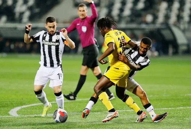 Răzvan Lucescu s-a încurcat cu Aris în drumul către titlu