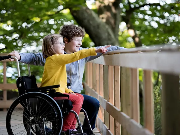 Spaţiile de joacă, adaptate pentru copiii cu dizabilităţi