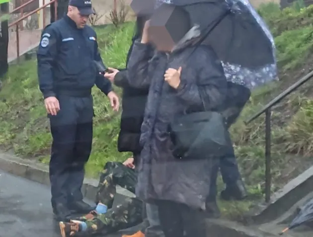 Bărbat căzut pe stradă ajutat de jandarmi şi oamenii din jur