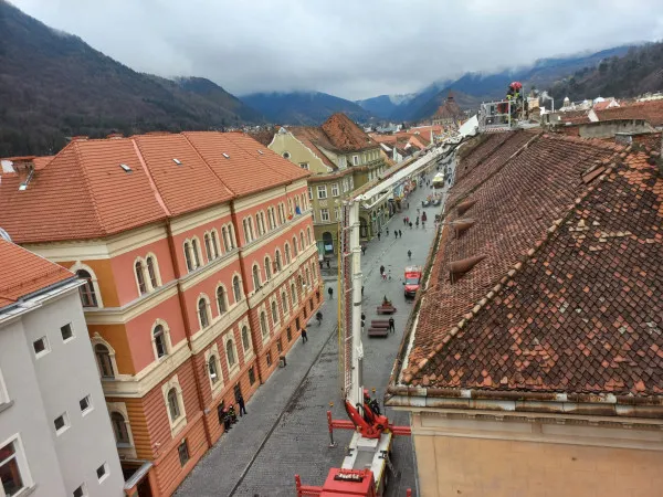 Pompierii, iar (de)montatori de ţigle prin centrul Braşovului