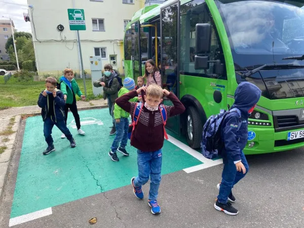 CJ Braşov a primit banii pentru 25 de microbuze şcolare „verzi”