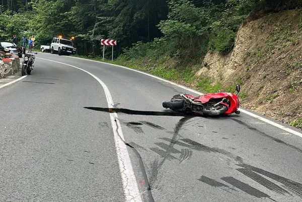 Cules beat, rănit, de lângă motocicleta făcută praf