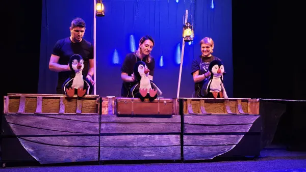 „Pinguinii în alertă”, noua premieră de la „Arlechino”