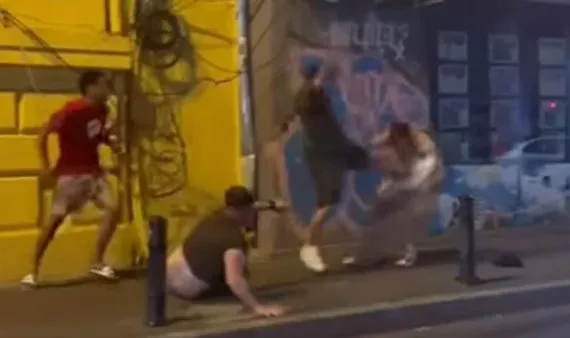 Bătaie în stradă, trei tineri au fost arestaţi