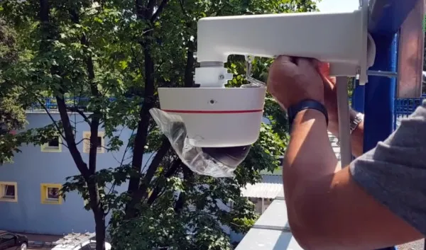 Adulţii le refuză, copiii chiar s-ar simţi în siguranţă cu ele. Despre camerele video puse în clase fără acordul părinţilor