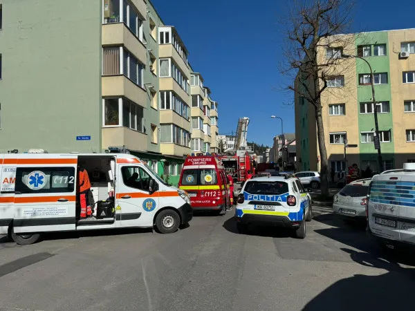 Incendiu în bloc, 4 locatari intoxicaţi cu fum