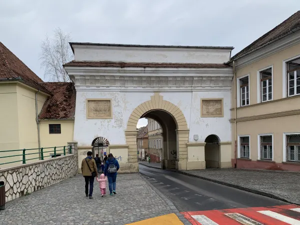 Poarta Şchei va fi „ca nouă”. Scos cimentul, ne întoarcem la var cu nisip