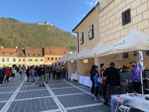 Târg de Paşte în Piaţa Sfatului: 40 de artizani şi producători locali vă aşteaptă până pe 12 mai