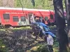 A rămas „suspendat” în faţa trenului
