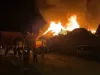 Au luptat 5 ore cu flăcările: de la o casă, focul s-a extins şi la doi vecini
