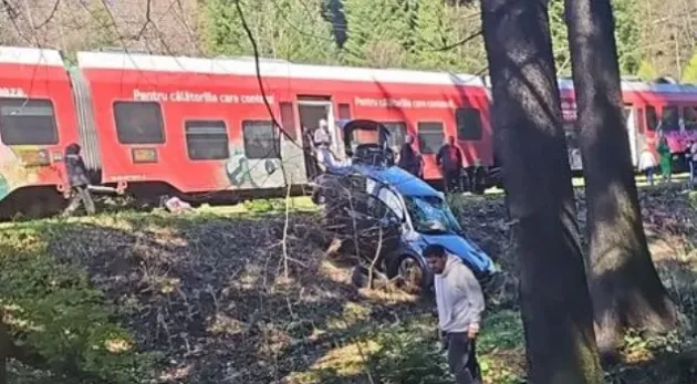 A rămas „suspendat” în faţa trenului