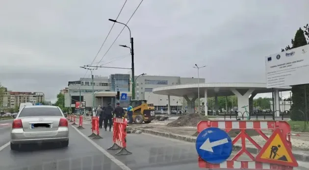 Noi muncim, noi nu gândim: cazul trotuarului de la Gara Braşov