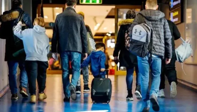 Guvernul a aprobat noile condiţii pentru ieşirea din ţară a minorilor