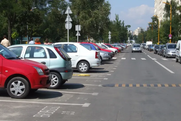 Braşoveni, vi se pregăteşte ceva: pentru locul de parcare, rocadă cu vecinul