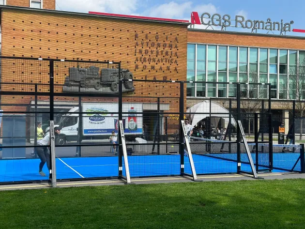 Premieră la Braşov: primul teren de padel mobil din ţară