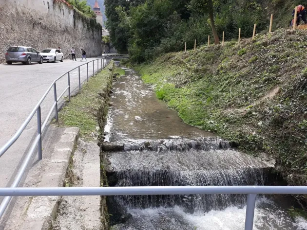 Pârâul Poienelor, colmatat 100%, revarsă acuş pe strada Laminoarelor. Probleme şi cu pârâul Graft, Primăria Braşov, amendată cu 40.000 de lei
