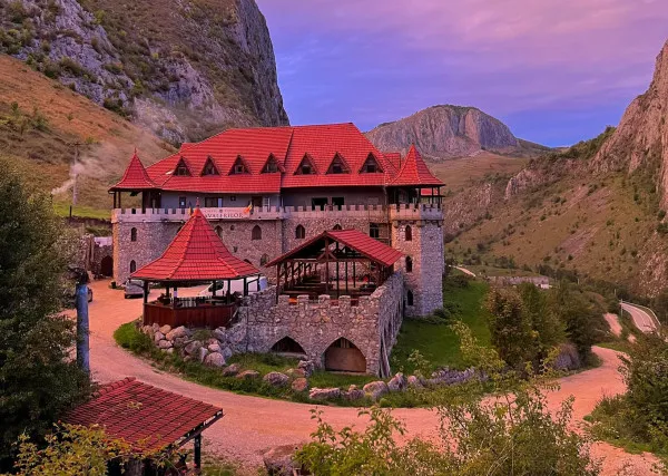 Un castel de 700 de ani, cumpărat de un medic din Braşov